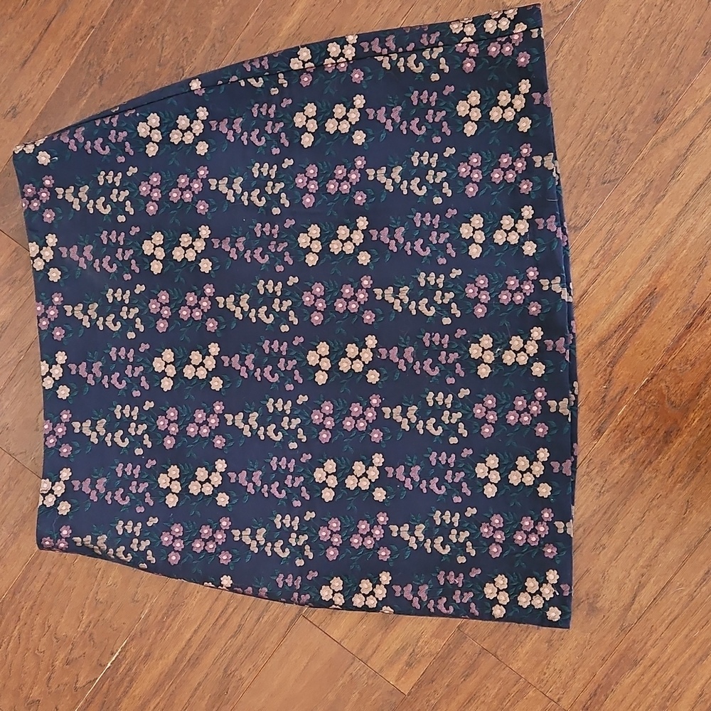 Ann Taylor size 10 skirt.   Fully lined. Floral print. Blue beige burgundy green